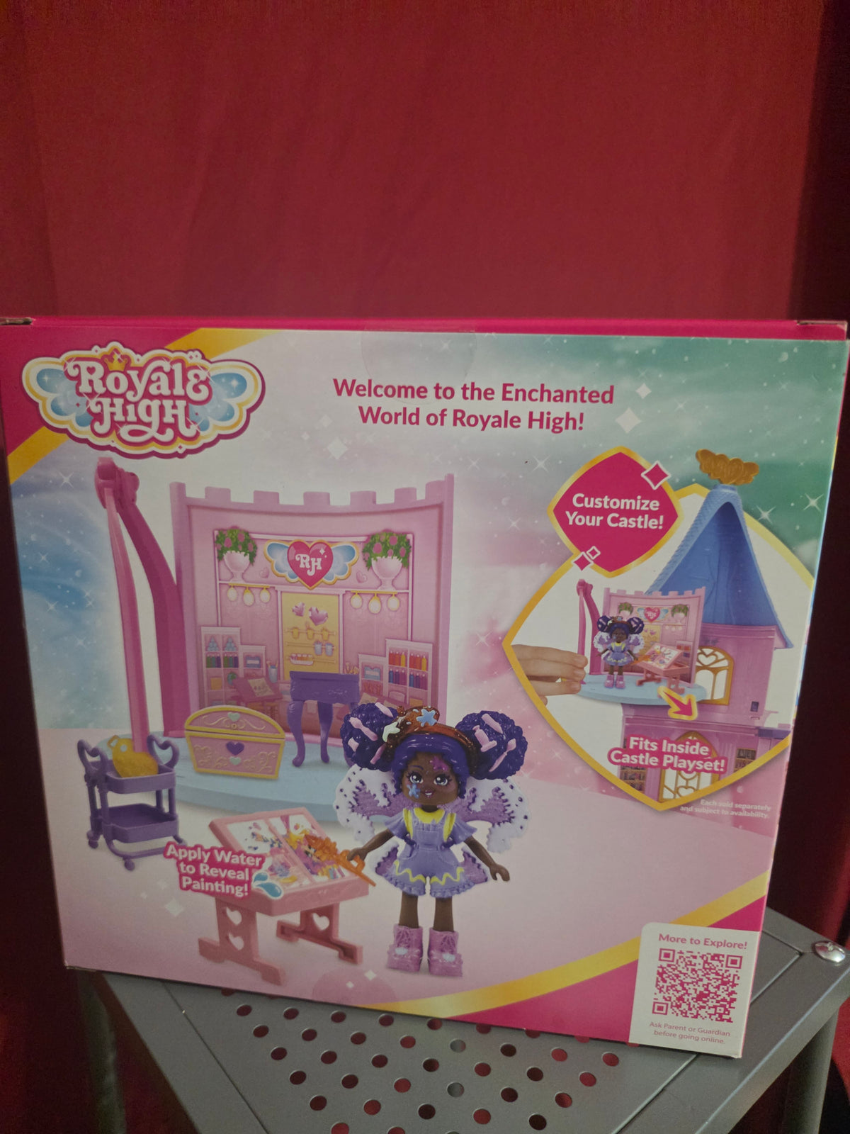 Royale High Art Class Playset – 16 Pieces with Doll